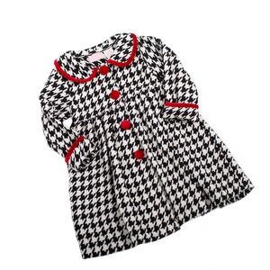 Beautiful houndstooth-pattern jacket.